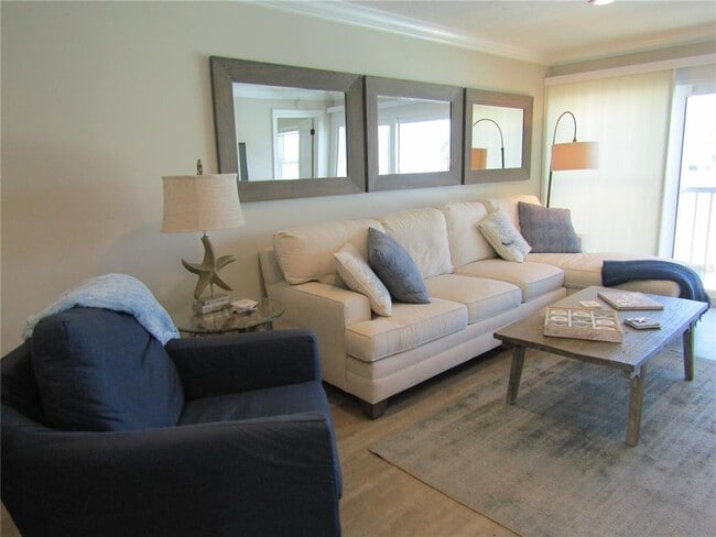 Building Photo - 1400 Tarpon Center Dr