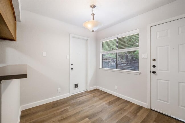 Building Photo - 6811 Thorncliffe Dr