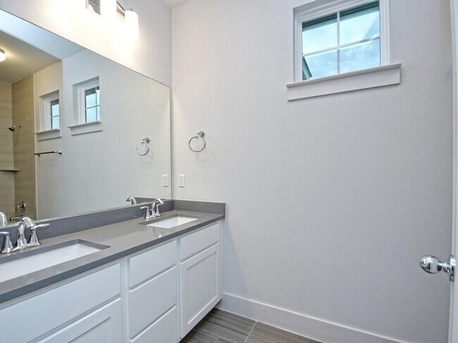 Building Photo - 1249 Summerbrooke Cir