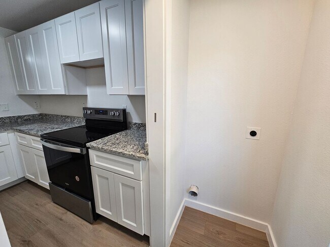 Building Photo - Recently rehabbed. Available now