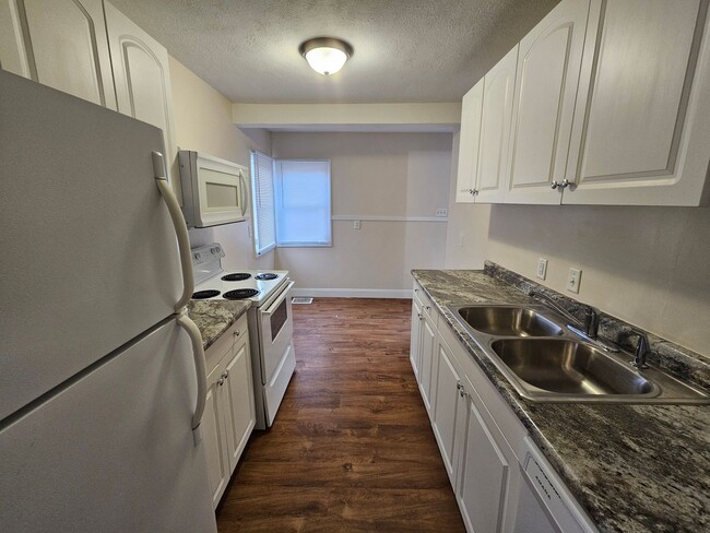 Building Photo - 2 bed, 1 bath, close to ND