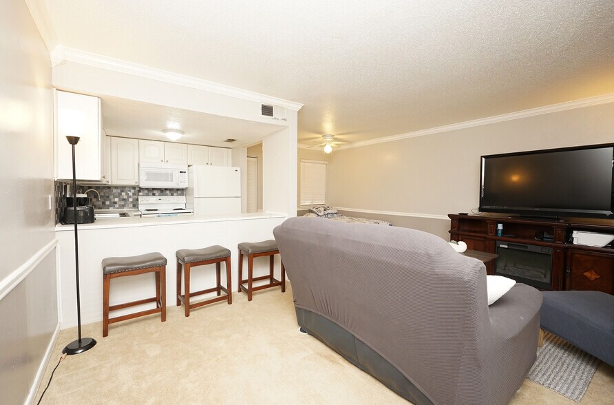 Building Photo - 308 Miracle Strip Pky SW