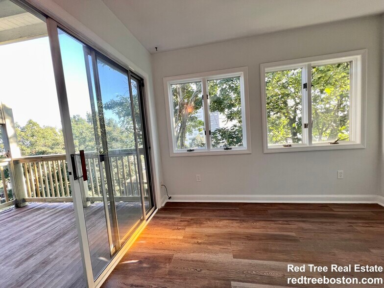 Building Photo - 401 E 7th St