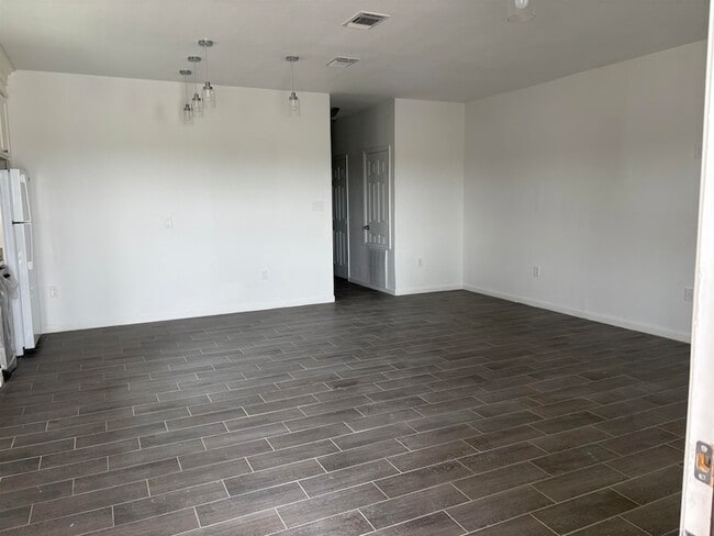 Building Photo - 307 Rosalinda Dr