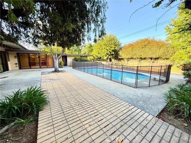 Building Photo - 880 N Gainsborough Dr