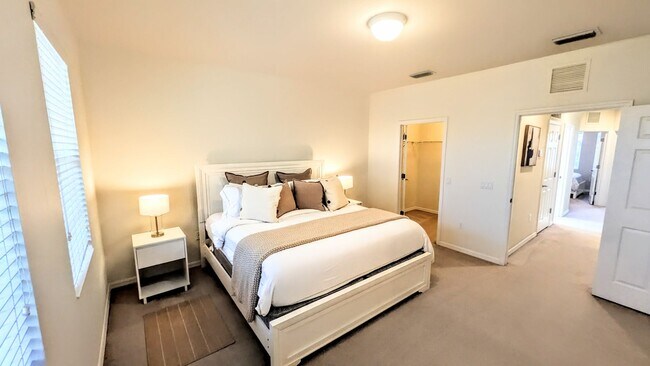 Building Photo - Seasonal/short term/annual  3/3 spacious townhouse with water view off University PKWY