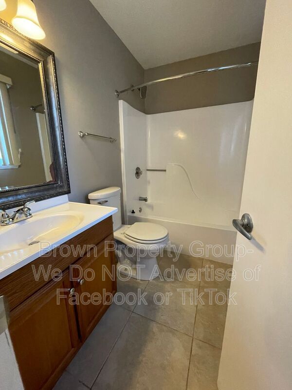 Building Photo - 1536 Rossmore Dr