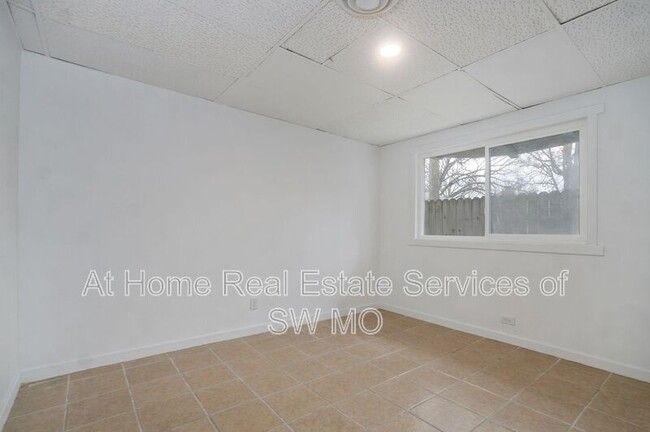 Building Photo - 3342 E Linwood St