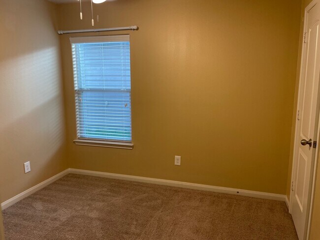 Building Photo - 1215 Wallflower Ave