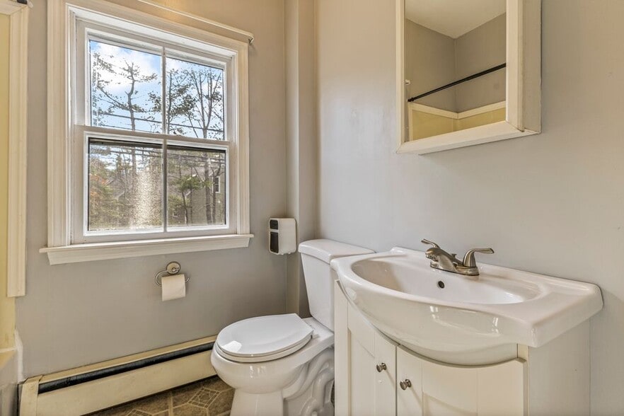 Building Photo - 83 Richardson St