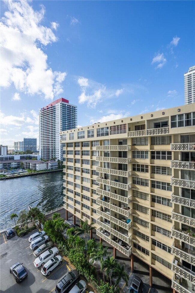 Building Photo - 1833 S Ocean Dr