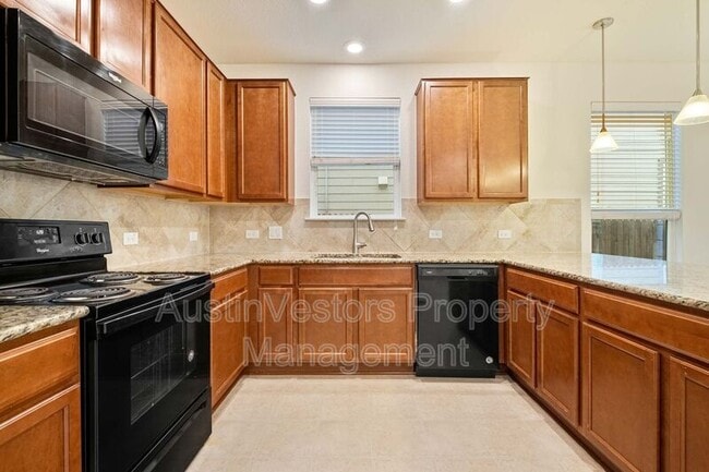 Building Photo - 907 Solitude Dr