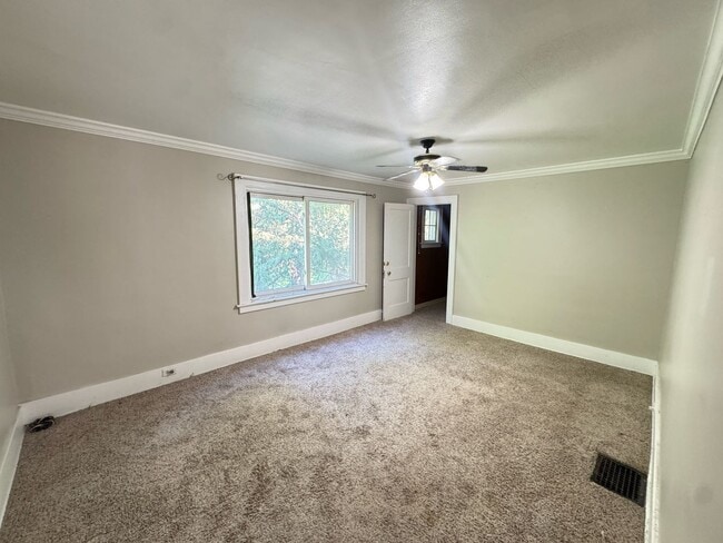 Building Photo - Close to Downtown! Includes washer and dryer