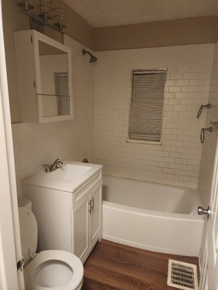 Building Photo - 3415 Riverside Dr