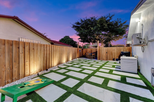 Building Photo - 707 W Boulevard Chatelaine