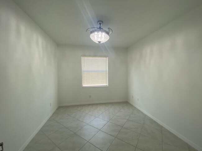 Building Photo - 1833 W Isles Rd