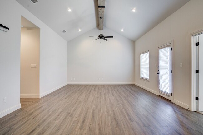 Building Photo - 1/2 off First Months! Rent Newer Cooper Me...
