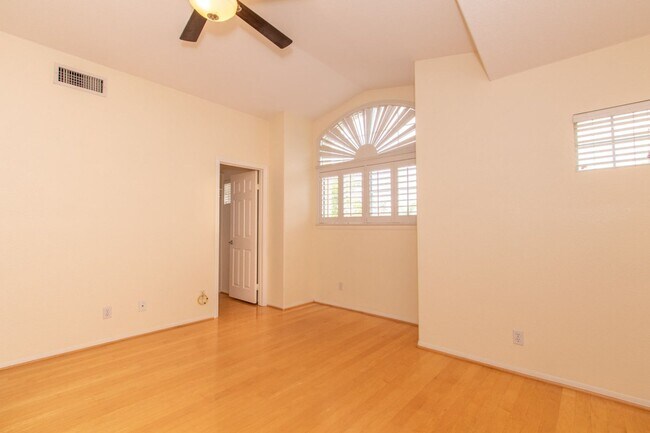 Building Photo - Beautiful + Spacious 4 bedroom/3 bath/3 Ca...
