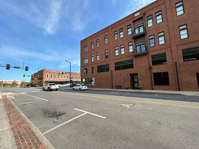 Building Photo - Beautifully Furnished 1/1 Apartment in Downtown Broad St.- $2,350
