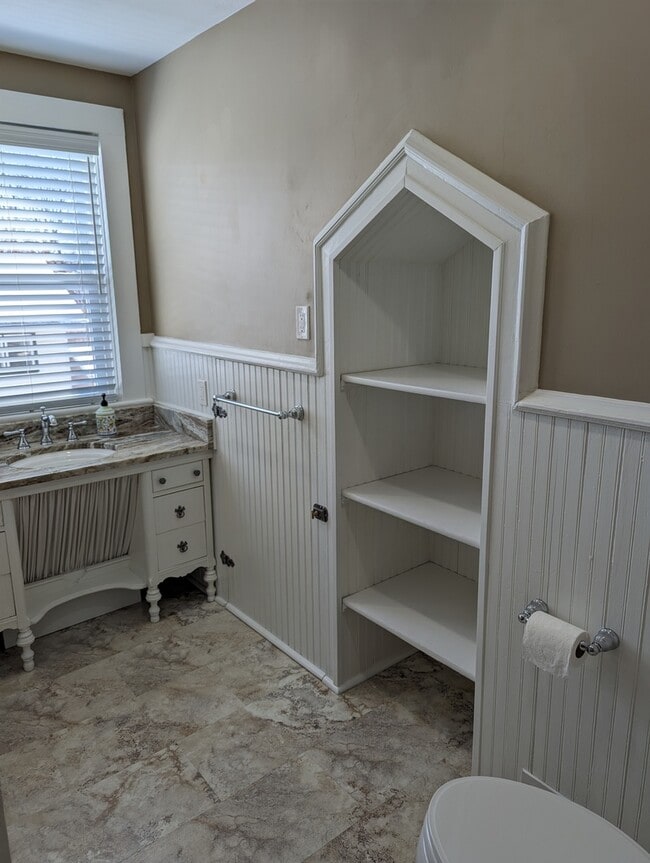 Building Photo - 837 W Stephenson St