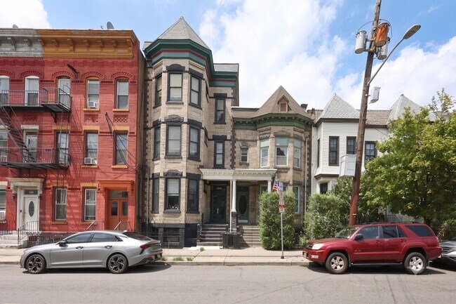 Building Photo - 935 Summit Ave