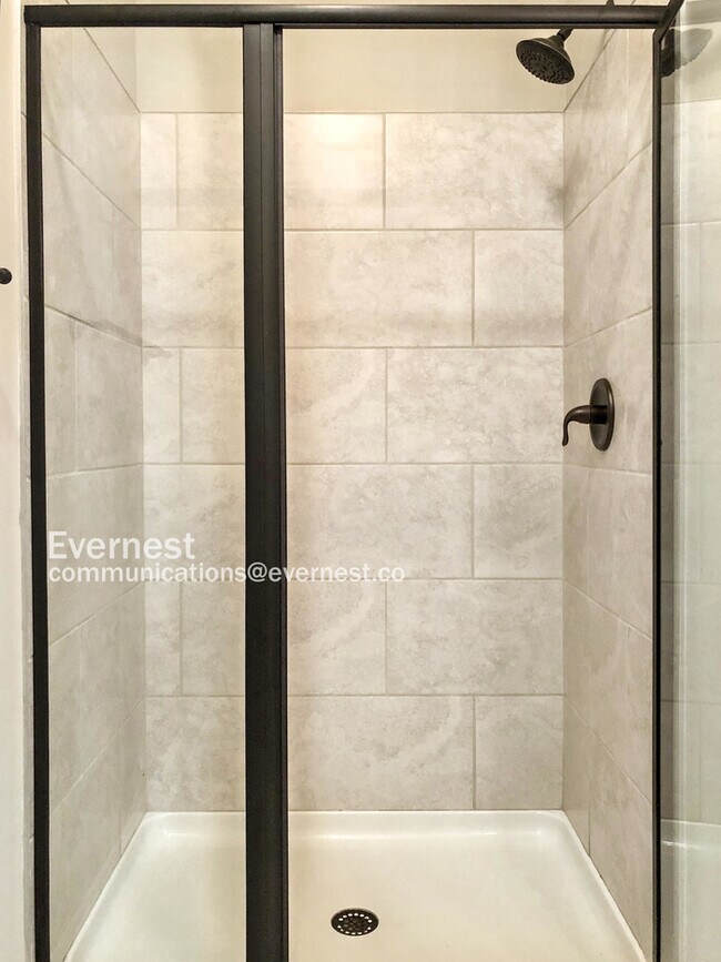 Building Photo - 3870 Valley View Ct