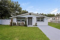 Building Photo - 1702 Holliday Dr
