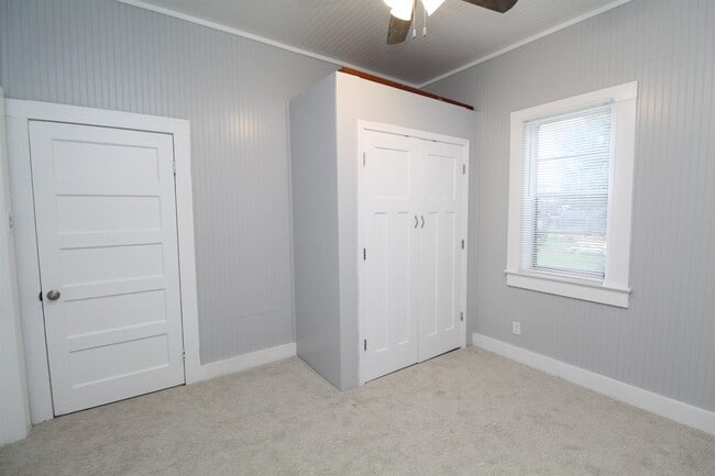 Building Photo - 618 N B St