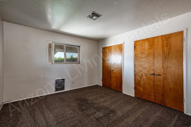 Building Photo - 3 BEDROOM HOME WITH LARGE YARD