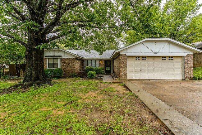 Building Photo - Spacious Home in great location!