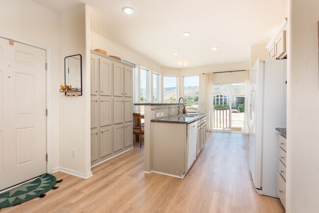 Building Photo - Cozy Upgraded Home w/ Panoramic Mountain V...