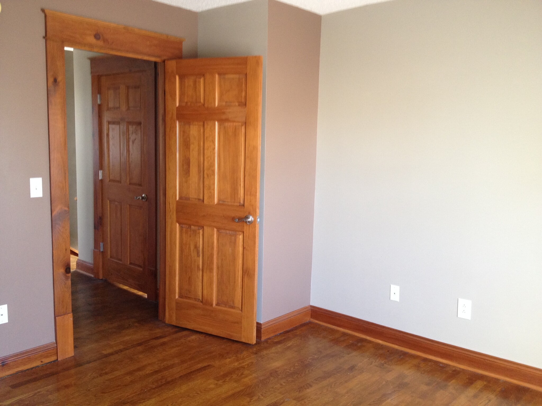Bedroom door to hallway - 923 Hillcrest E Dr