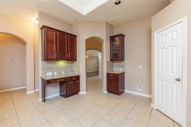 Building Photo - 2201 Signal Hill Dr