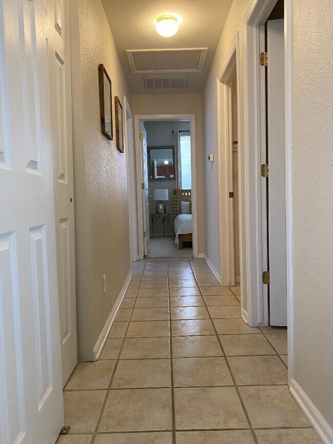 Building Photo - Lovely 2 Bed Plus Office Ranch Home on Eastside