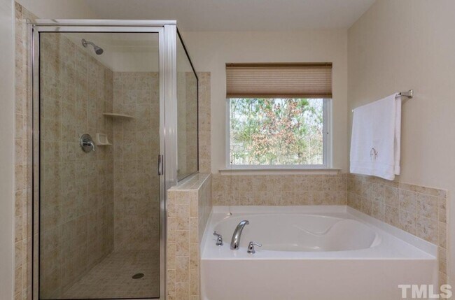 Building Photo - Elegant 3BD, 2BA Raleigh Home Near Shoppin...