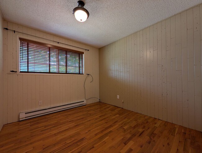 Building Photo - Great 4-Bedroom, 1.5-Bath Home In The River Road Area Of Eugene!