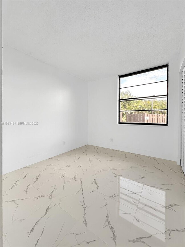 Building Photo - 211 Lake Pointe Dr