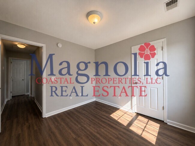 Building Photo - 4 Bedrooms, 2.5 Bathrooms in Live Oak Subdivision