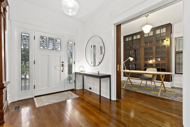 Building Photo - 6bd/3.25ba Seattle House