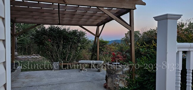Building Photo - Cozy home with a stunning view!
