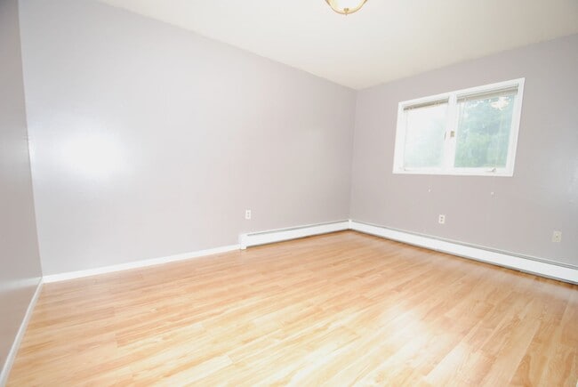 Building Photo - Gorgeous 4 bed / 2 bath with Heated Garage
