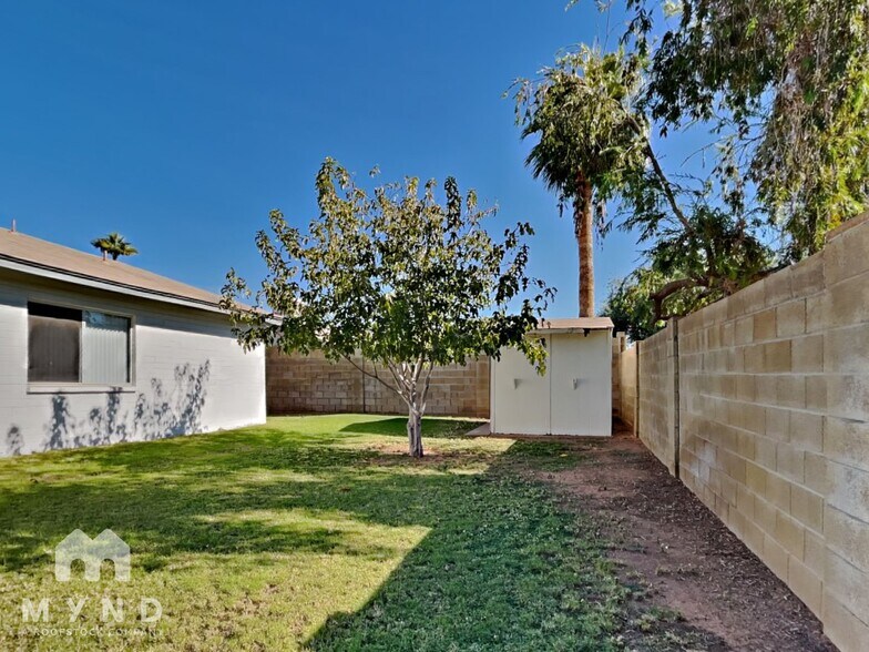 Building Photo - 725 W Utopia Rd