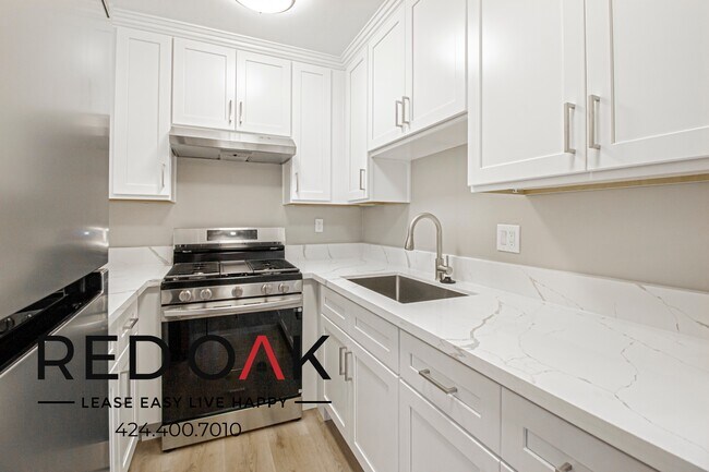 Building Photo - 15405 Vanowen St