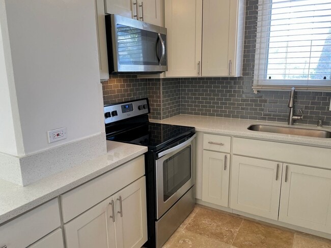 Building Photo - Newly Renovated 2-Bedroom Condo with Ala W...