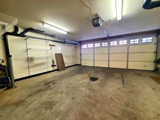 Building Photo - Stunning Three Level Townhome in Green Lak...