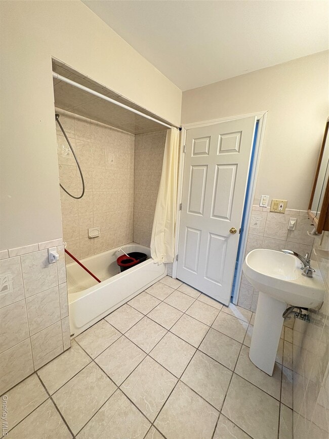 Building Photo - 42 Burlison Ave