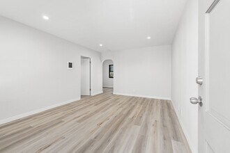Building Photo - HILLCREST GREAT RENOVATED ONE BEDROOM APARTMENT.