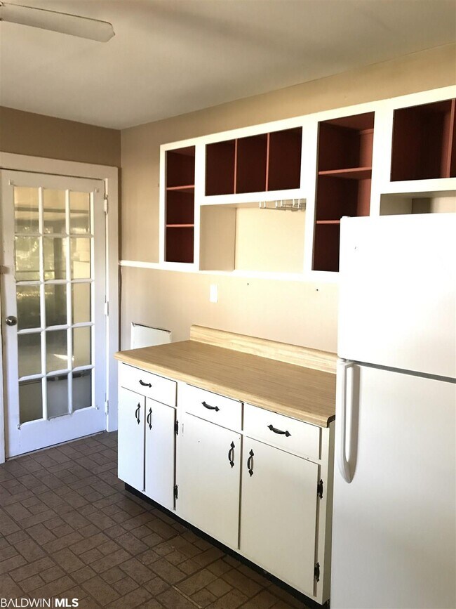 Building Photo - 523 Stimpson Ave