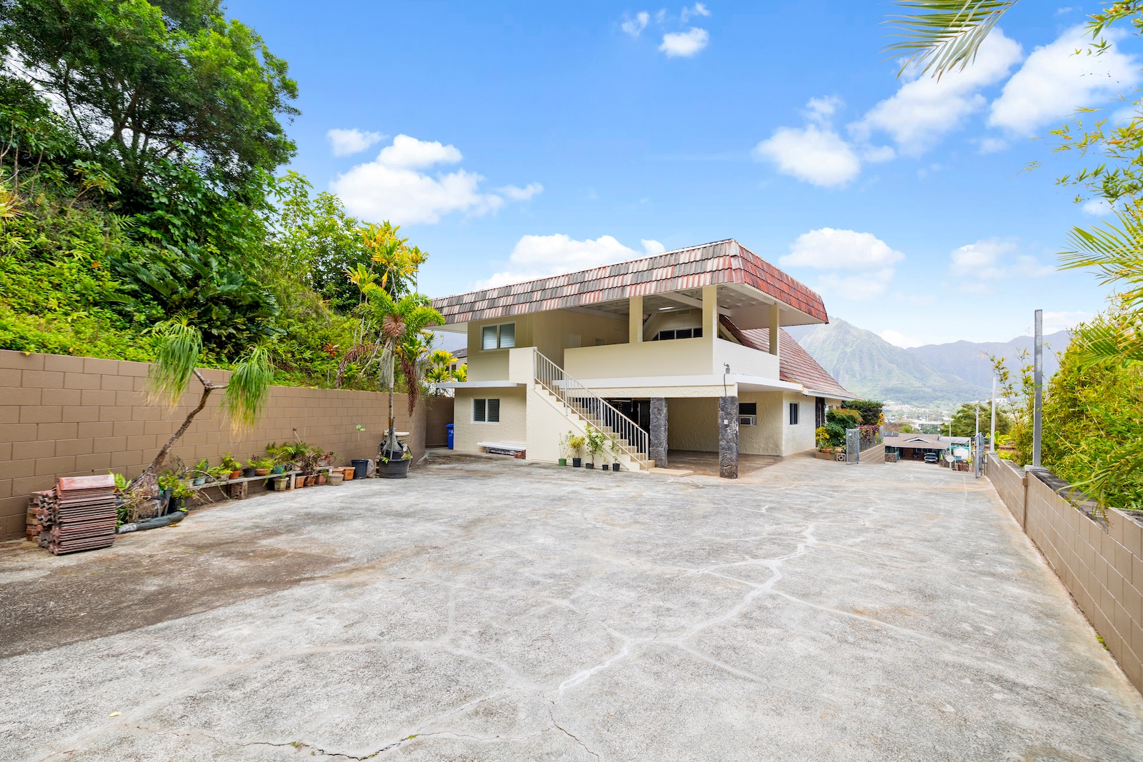 Additional space behind the house for parking or entertaining. - 45-162 Neepapa Pl