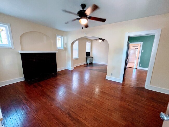 Building Photo - 4922 Winona Ave